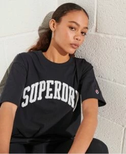 SUPERDRY Varsity Arch Mono T-Shirt Optic -Sportswear Sales 2022 upload9223368955665791864 1